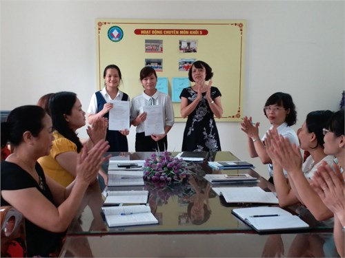 Chi bộ trường Tiểu học Thạch Bàn B tổ chức trao quyết định Đảng viên chính thức cho 2 đồng chí đảng viên